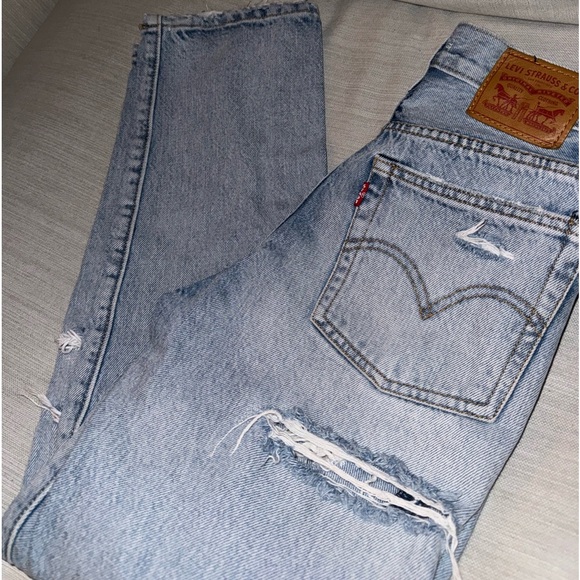 Light Wash Levi’s Straight Leg - Picture 2 of 4